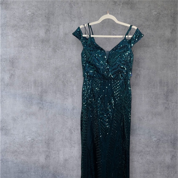 NIGHTWAY
Off Shoulder Spaghetti Strap Patterned Sequin Gown
Sz 8 - Picture 4 of 5